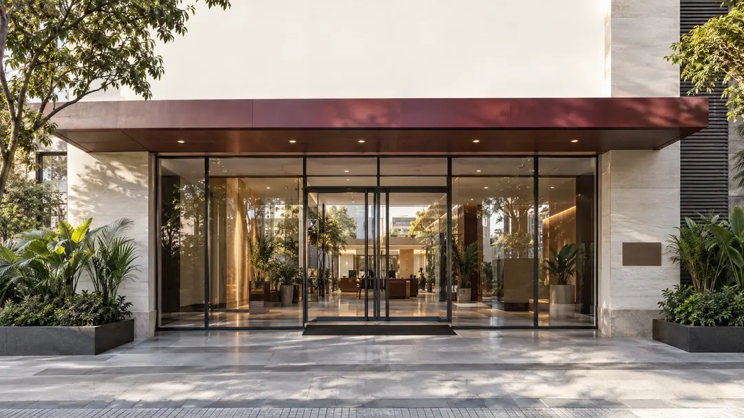 Entrada de edifício comercial com porta de vidro